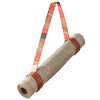 Yogamatten-Tragegurt Pitta befestigt an Yogamatte – handgewebter Gurt für einfachen Transport.