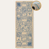 Hamsa Eco Blue Jasmine Yogamatte aus natürlichen Materialien – rutschfest, biologisch abbaubar, mit blauen floralen Mustern auf Jute für Meditation, Vinyasa und kreative Yoga-Flows.