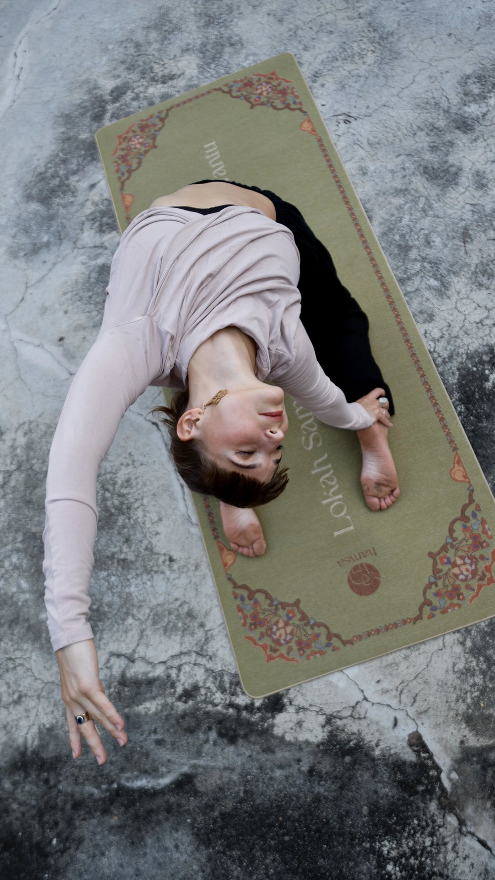 Frau praktiziert Yoga auf einer natürlichen Hamsa Yogamatte von HamsaYogis – nachhaltige, rutschfeste Yogamatte für achtsame Yogapraxis