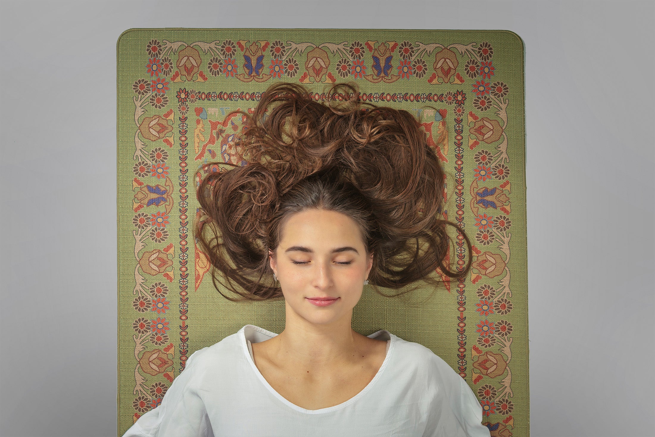 Entspanntes Liegen auf einer Hamsa Eco-Yogamatte natürlich, mit Erdung und Verbindung zur Natur. 