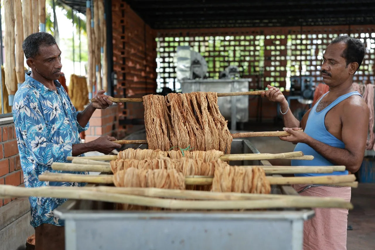 Extra breite, handgewebte Holy Vetiver Matte: rutschfest, aus natürlichen Fasern, perfekt für Meditation, Vinyasa oder Yin-Yoga, mit ayurvedischem Kräutereffekt.