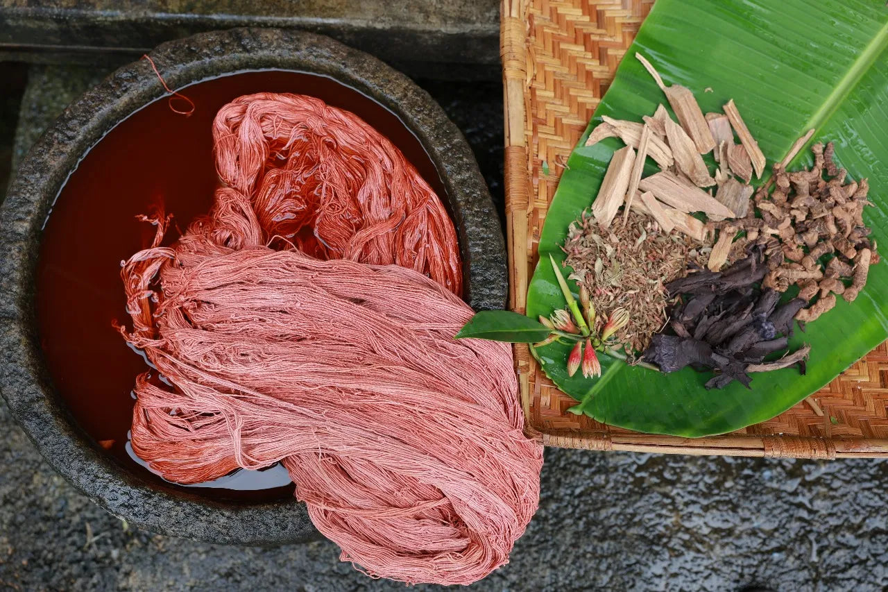 Nachhaltige Holy Vetiver Yogamatte mit traditioneller ayurvedischer Kräuterfärbung aus Vetiver und Badri, unterstützt Harmonie, Kühlung und Erdung bei der Yoga-Praxis.