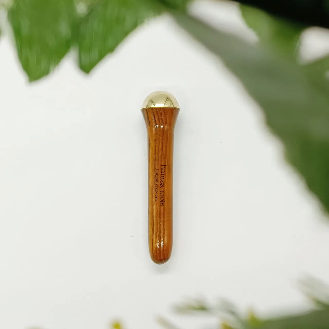 Kleiner Kansa Wand Fokus Edition von Hamsa mit präzisem Massagekopf für punktuelle ayurvedische Gesichtsmassage.